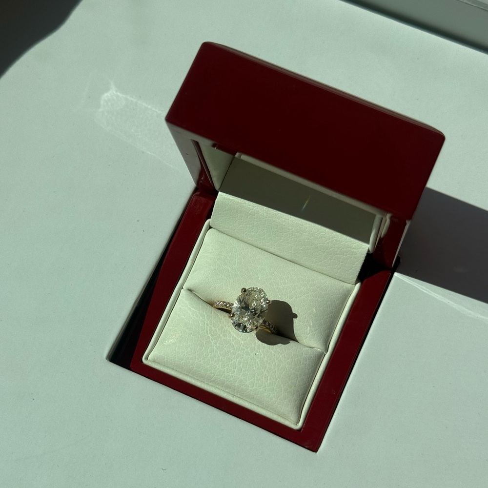 Stunning 18k Gold 4 Ct Engagement Ring